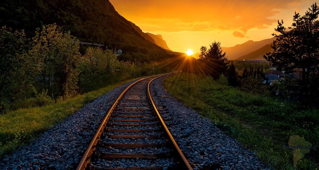 sunset-and-the-railway-tracks-WHUCRSX